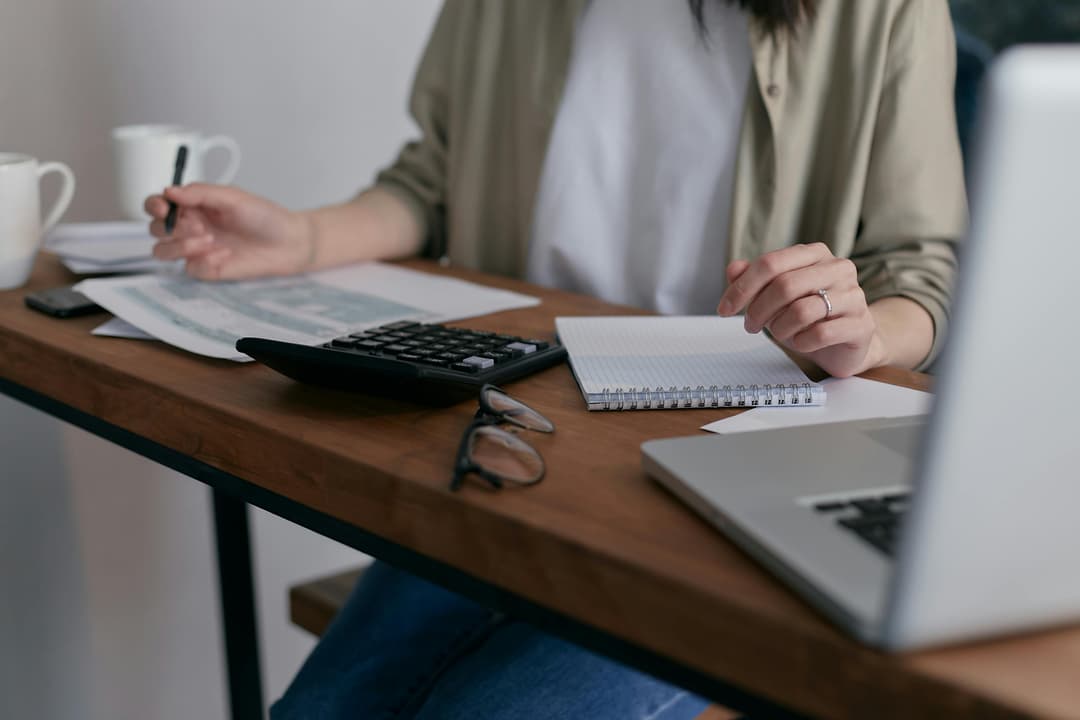 Personne travaillant sur des calculs financiers