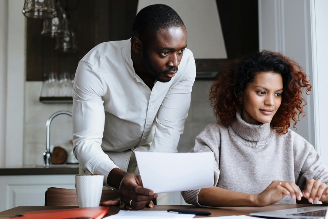 Couple consultant des documents ensemble