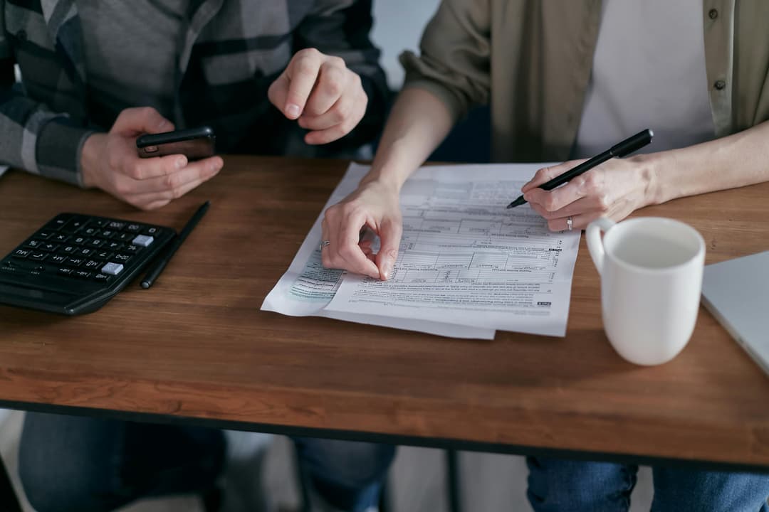 Personnes travaillant sur des documents officiels