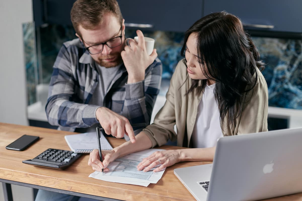 Couple travaillant ensemble sur leur dossier financier